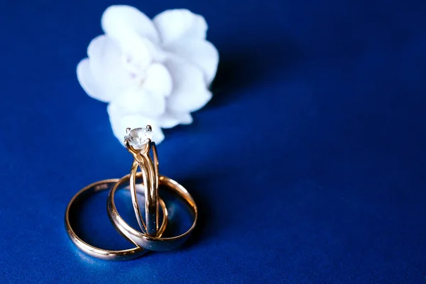 Bagues Mariage Bague Fiançailles Ensemble Sur Fond Bleu Avec Une — Photo