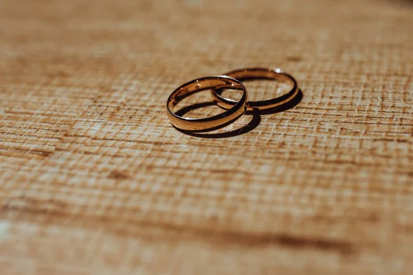 Dois Anéis Casamento Fundo Amarelo — Fotografia de Stock