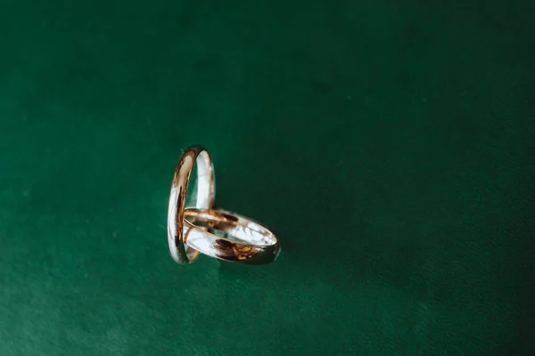 Dos Anillos Oro Boda Fondo Verde —  Fotos de Stock