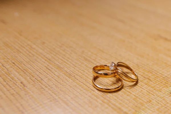 Два Обручальных Кольца Желтом Фоне — стоковое фото