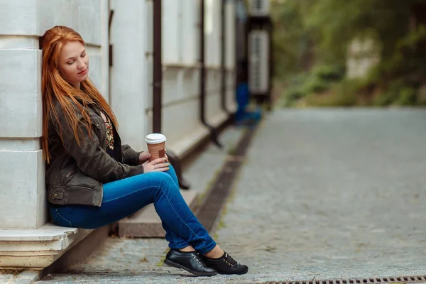 Krásná Smutná Žena Sedí Blízkosti Budovy Pije Kávu — Stock fotografie