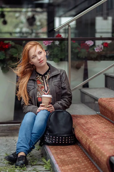 Mulher Triste Senta Nos Degraus Rua Bebe Café Sozinho — Fotografia de Stock