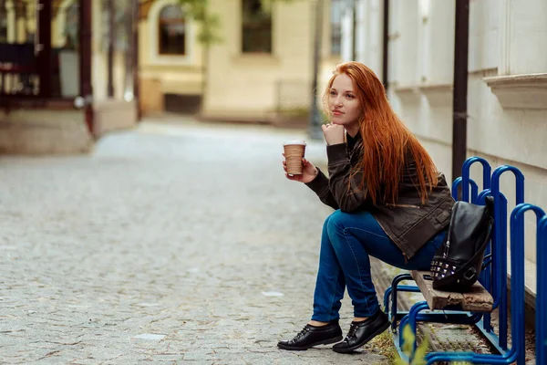 Krásná Krásná Snící Žena Dívá Dálky Pije Kávu — Stock fotografie