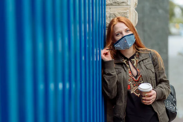 Maskierte Gehen Die Straße Entlang Coronavirus Infektion Covid — Stockfoto