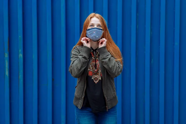 Frau Setzt Maske Für Infektionen Covid — Stockfoto