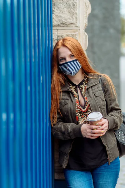 Maskierte Gehen Die Straße Entlang Coronavirus Infektion Covid — Stockfoto