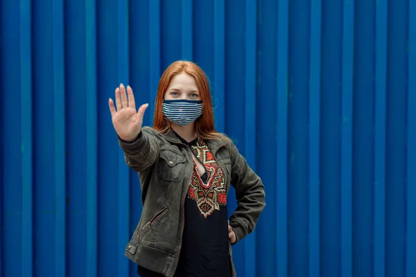 Frau Die Mit Maske Nach Draußen Geht Zeigt Stopphand — Stockfoto