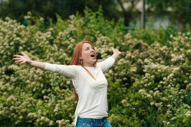 Özgürlüğün sembolü olarak kollarını açmış bir kadın.