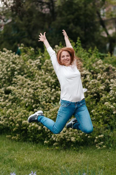 Mulher Feliz Alegre Pulando Gramado Verde — Fotografia de Stock