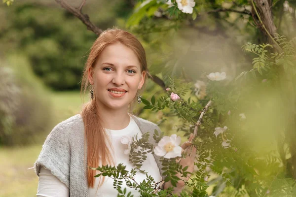 Vacker Och Kvinna Med Rött Hår Nära Blommande Buske — Stockfoto