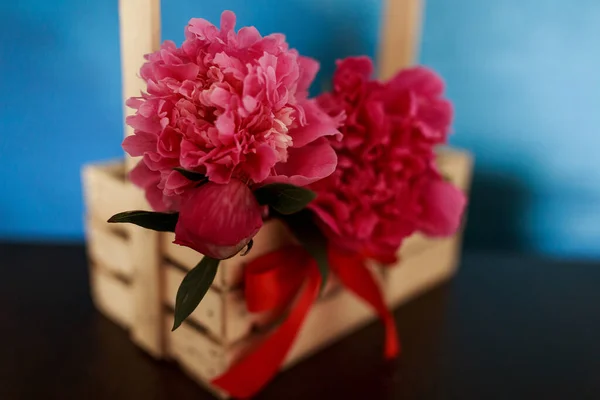 Bouquet Peonies Peonies Roses Peonies Wooden Box — Stock Photo, Image