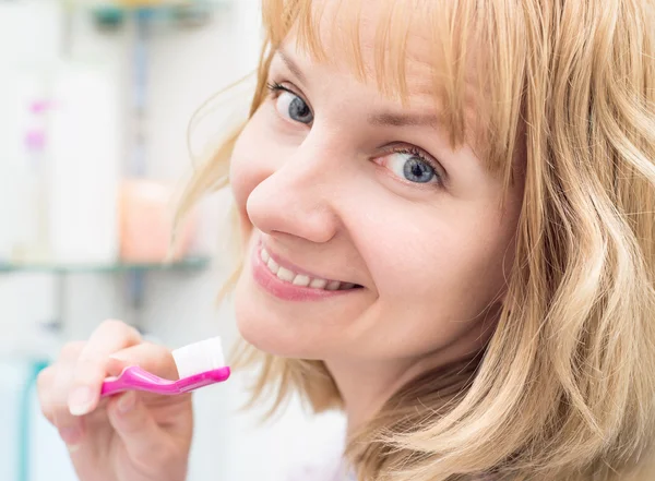 Vrouw poetsen tanden in badkamer — Stockfoto
