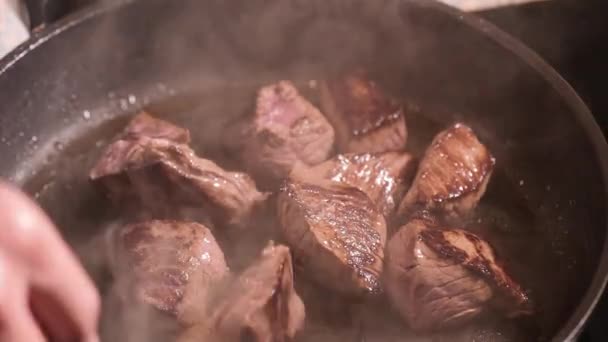 Fleisch in heißer Pfanne braten — Stockvideo