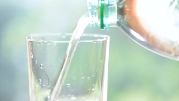 Agua mineral fresca fresca — Vídeo de stock