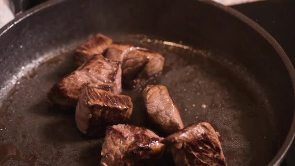 Freír carne en una sartén caliente — Vídeos de Stock