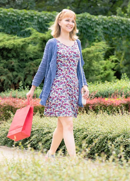 Young woman shopping trip — Stock Photo, Image