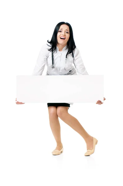 Doktor kadın beyaz boş tahta ile — Stok fotoğraf