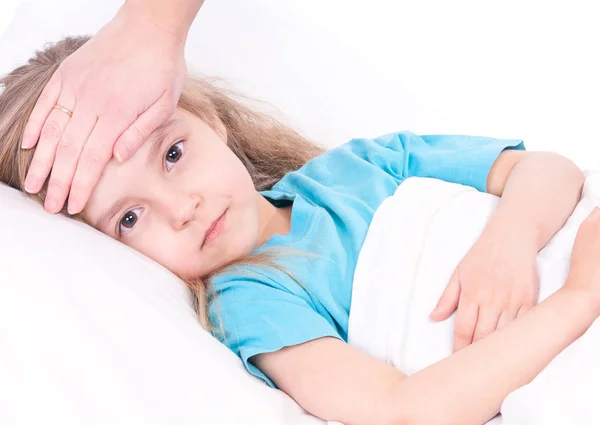 Ziek meisje in bed — Stockfoto