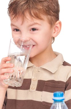 Plastik şişe su olan küçük çocuk