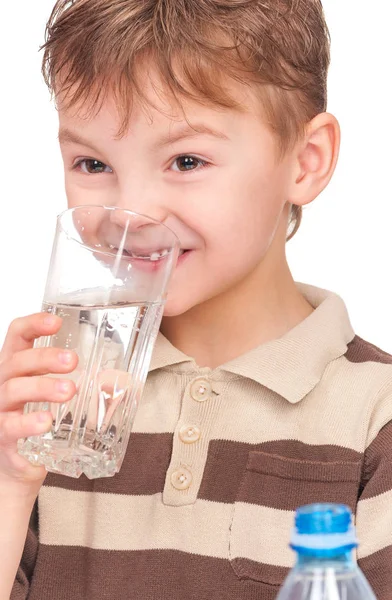 Ragazzino con bottiglia d'acqua di plastica — Foto Stock