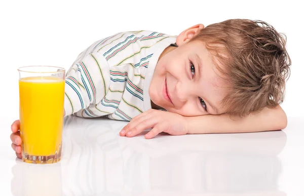 Маленький хлопчик п'є апельсиновий сік — стокове фото