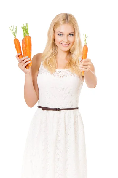 Mujer sosteniendo zanahorias frescas — Foto de Stock