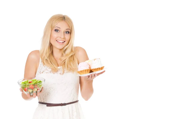 Mujer con pastel y verduras — Foto de Stock