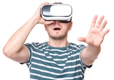 VR gözlüklü adam.
