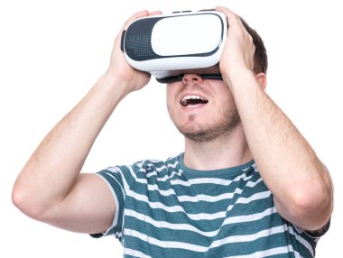 VR gözlüklü adam.