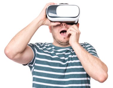 VR gözlüklü adam.