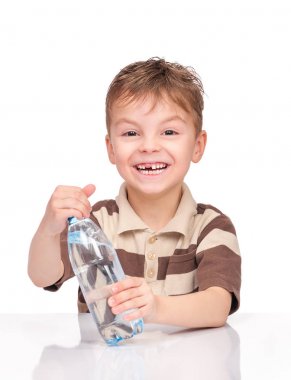 Plastik şişe su olan küçük çocuk