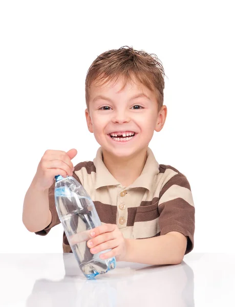 Μικρό αγόρι με πλαστικό μπουκάλι του νερού — Φωτογραφία Αρχείου