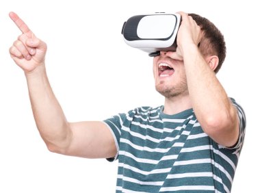 VR gözlüklü adam.