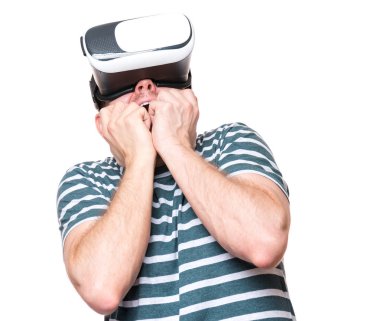 VR gözlüklü adam.