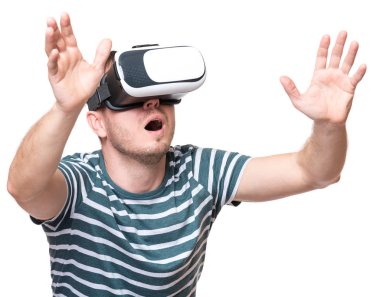 VR gözlüklü adam.