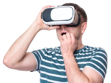 VR gözlüklü adam.