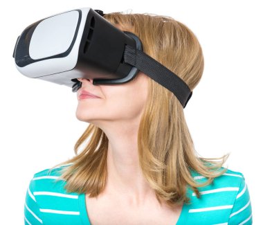 VR gözlüklü kadın