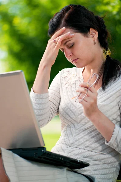 Business woman in summer park — Stock Photo, Image