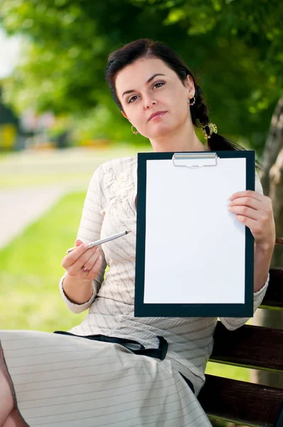 Business woman in summer park — Stock Photo, Image