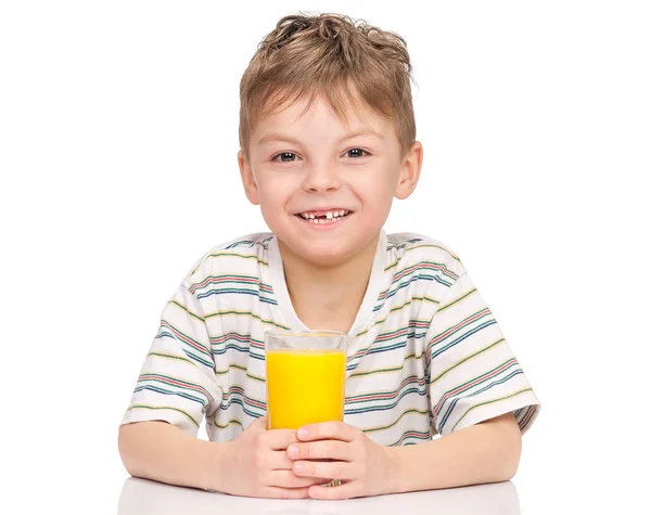 Malý chlapec pít pomerančový džus — Stock fotografie