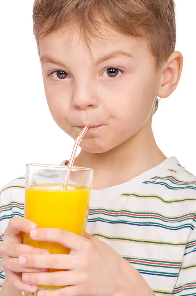 Маленький хлопчик п'є апельсиновий сік — стокове фото
