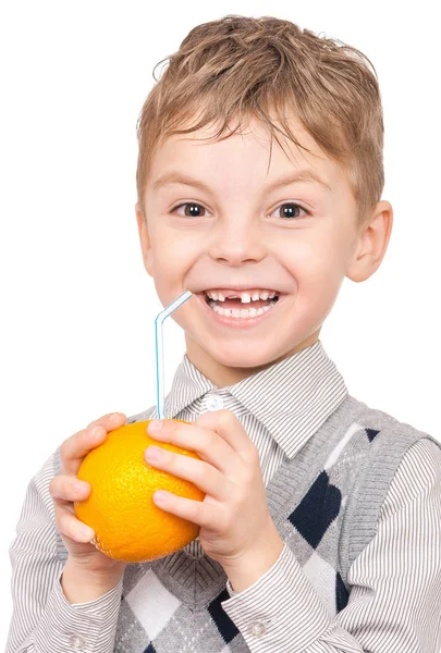 Kleine jongen drinken sinaasappelsap — Stockfoto