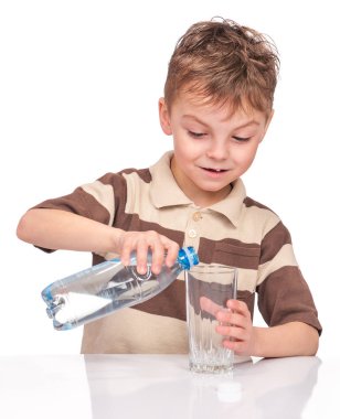 Plastik şişe su olan küçük çocuk