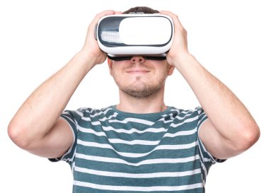 VR gözlüklü adam.