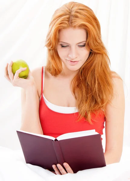 Schöne Mädchen auf dem Bett — Stockfoto