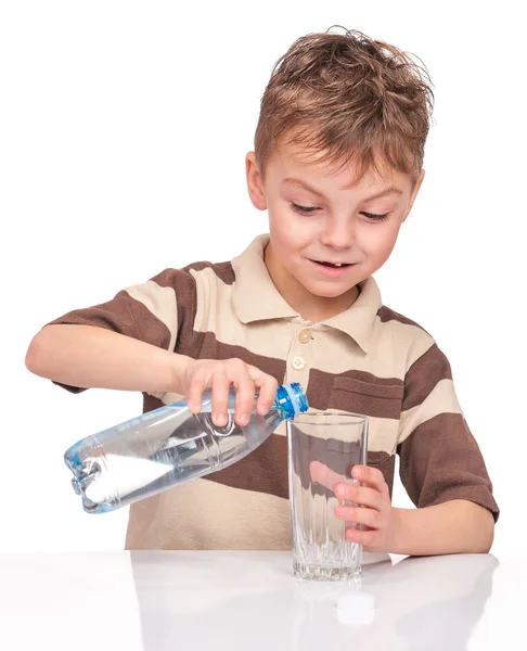 Petit garçon avec bouteille d'eau en plastique — Photo