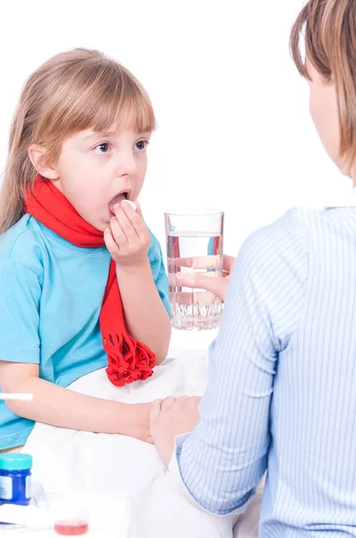 ベッドで病気少女 — ストック写真