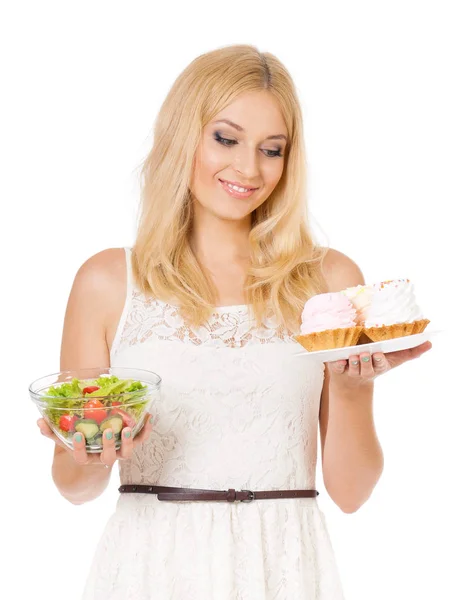 Mulher com bolo e legumes — Fotografia de Stock
