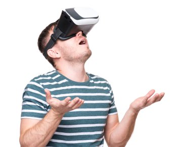 VR gözlüklü adam.