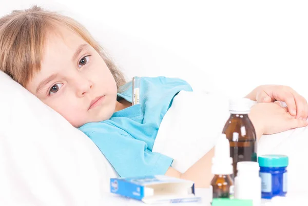 Больная маленькая девочка в постели — стоковое фото